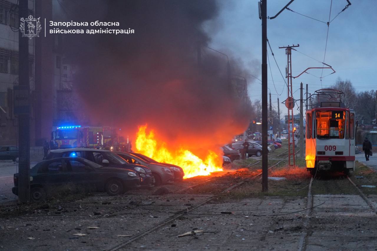 У Запоріжжі – 13 загиблих і десятки поранених: ворог завдав авіаудару (відео)