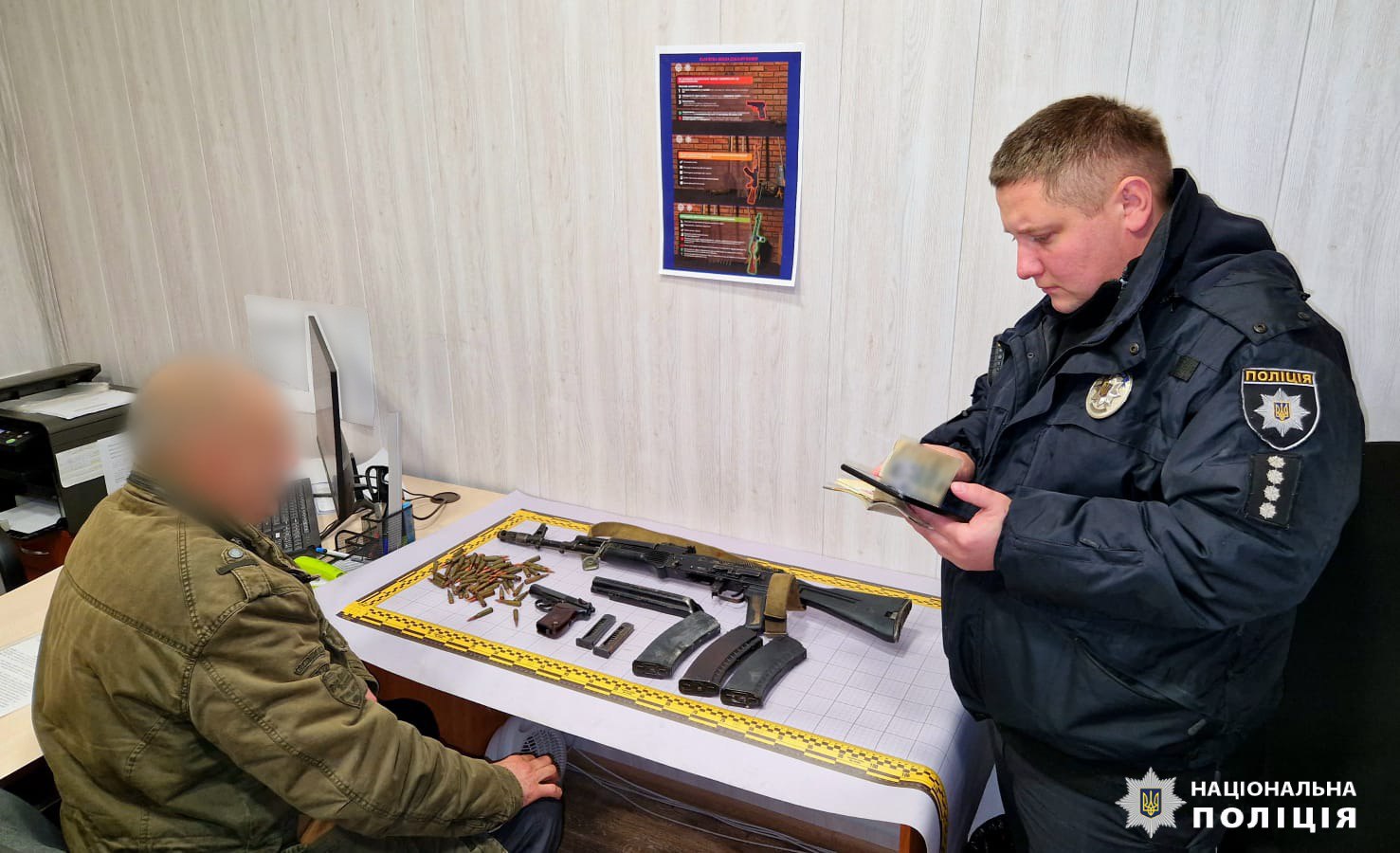 житель Харькова пришел в полицию с автоматом