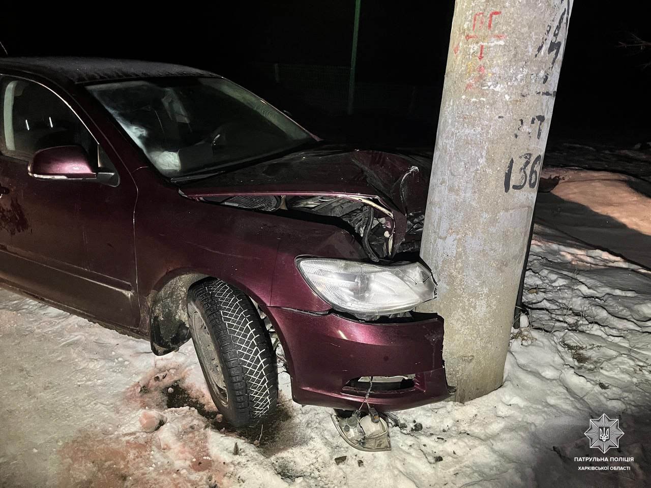 П’яний водій врізався у стовп і пропонував копам “зам’яти” справу за гроші