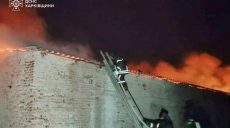 Вночі п’ять годин рятувальники гасили пожежу, попри загрозу повторного удару