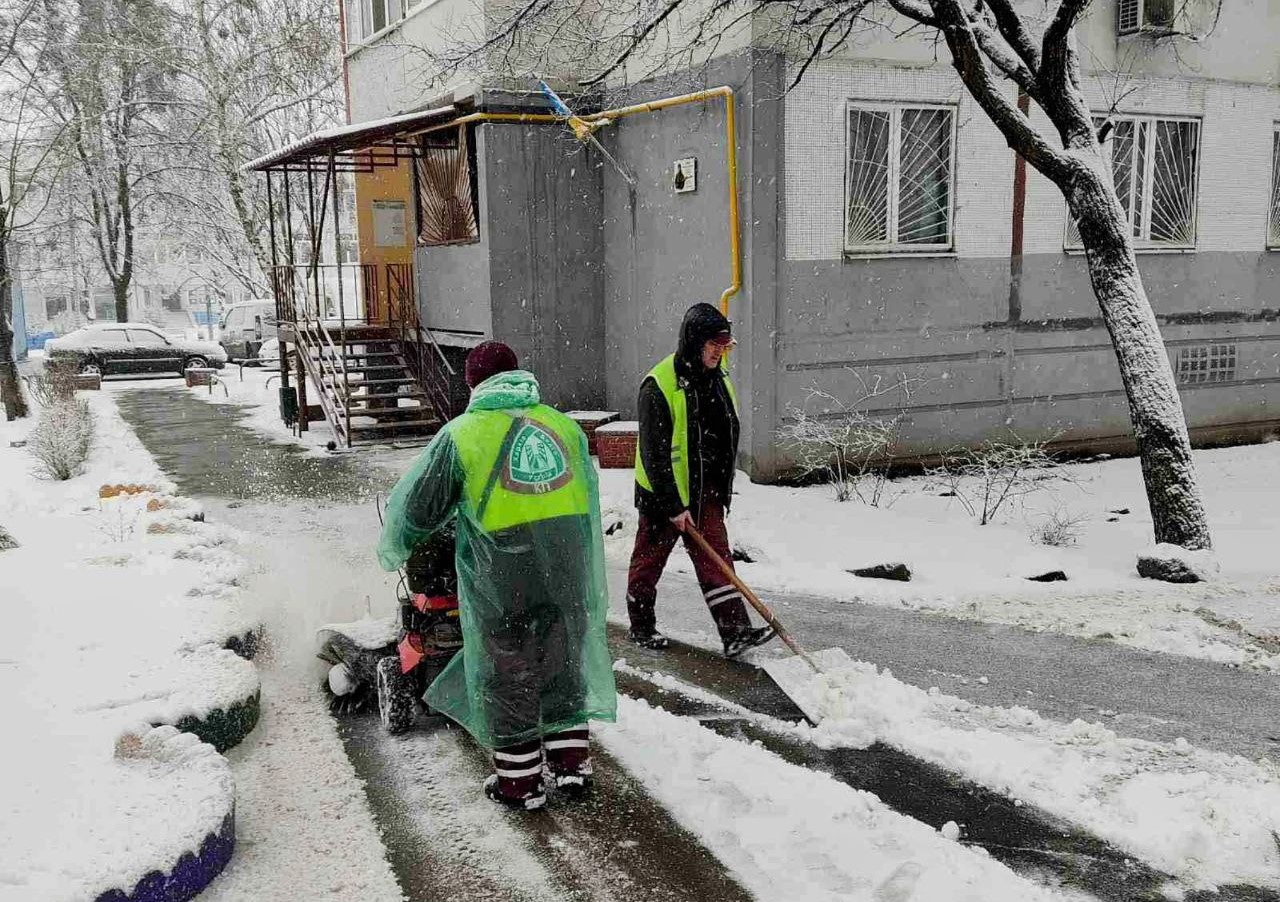“Харків під зимовою ковдрою”: двірники вийшли на боротьбу зі снігом (фото)
