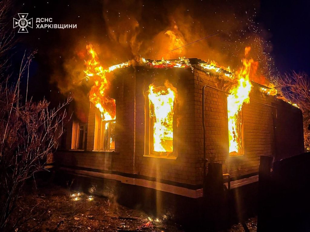 Приватний будинок палав у місті на Харківщині (фото)