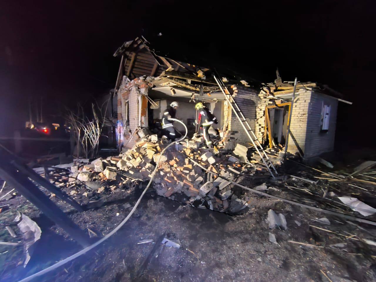 БпЛА ударили по больнице и домам в Золочеве (фото)