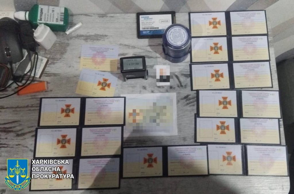 «Бронь» за $1500 обіцяв ексначальник з ДСНС – прокуратура Харківщини про схему