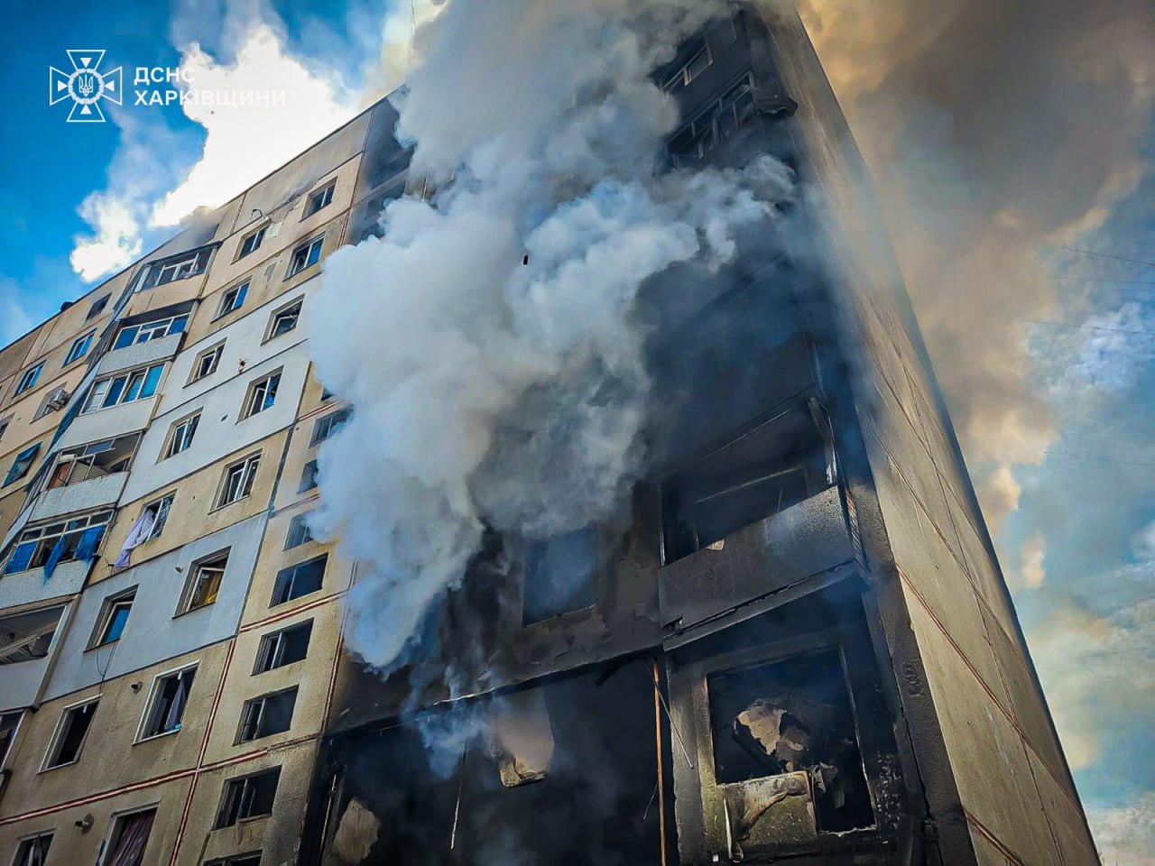 Дев’ятиповерхівка горіла на Харківщині через обстріл РФ – фото