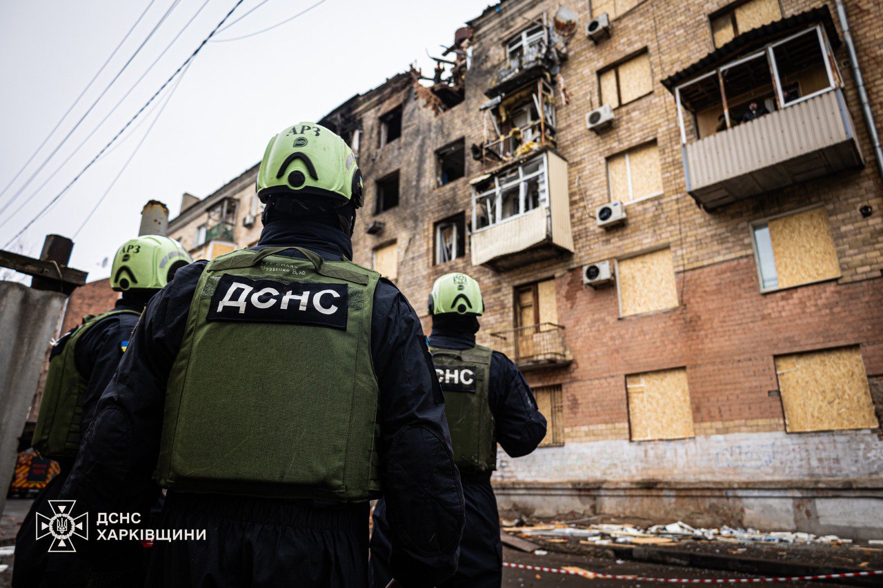 «Приліт» у п’ятиповерхівку в Харкові: бійці ДСНС розбирали конструкції (фото)