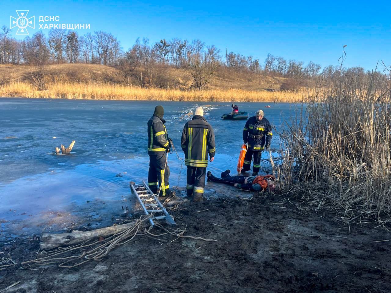 На вулиці +17: сім рибалок провалилися під лід за добу на Харківщині (фото)