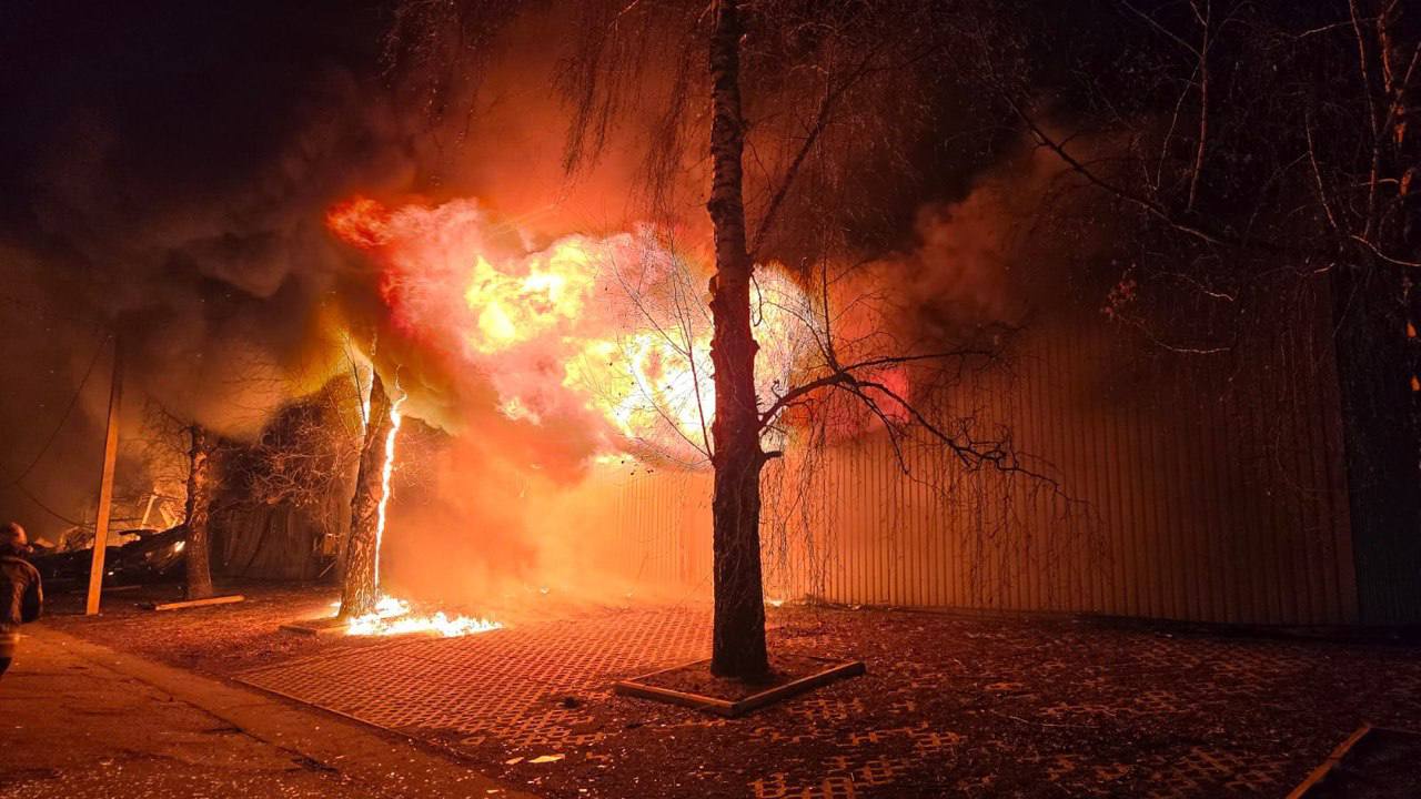 У Харкові 13 постраждалих, були подвійні удари: наслідки атаки БпЛА (відео)