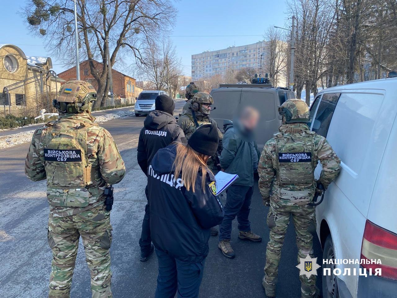 Командира подозревают в продаже оружия, патронов, гранат в Харьковской области