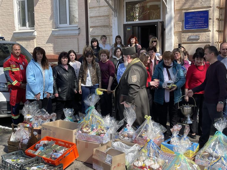 Паски для 92-ї бригади ЗСУ спекли співробітники “швидкої” Харкова (фото)