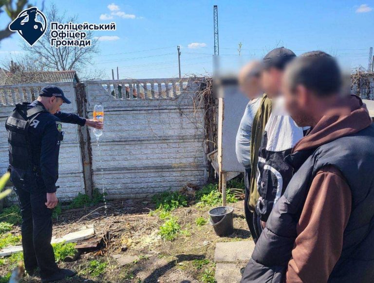 Полицейские оставили без самогона жителей громады под Харьковом (фото)