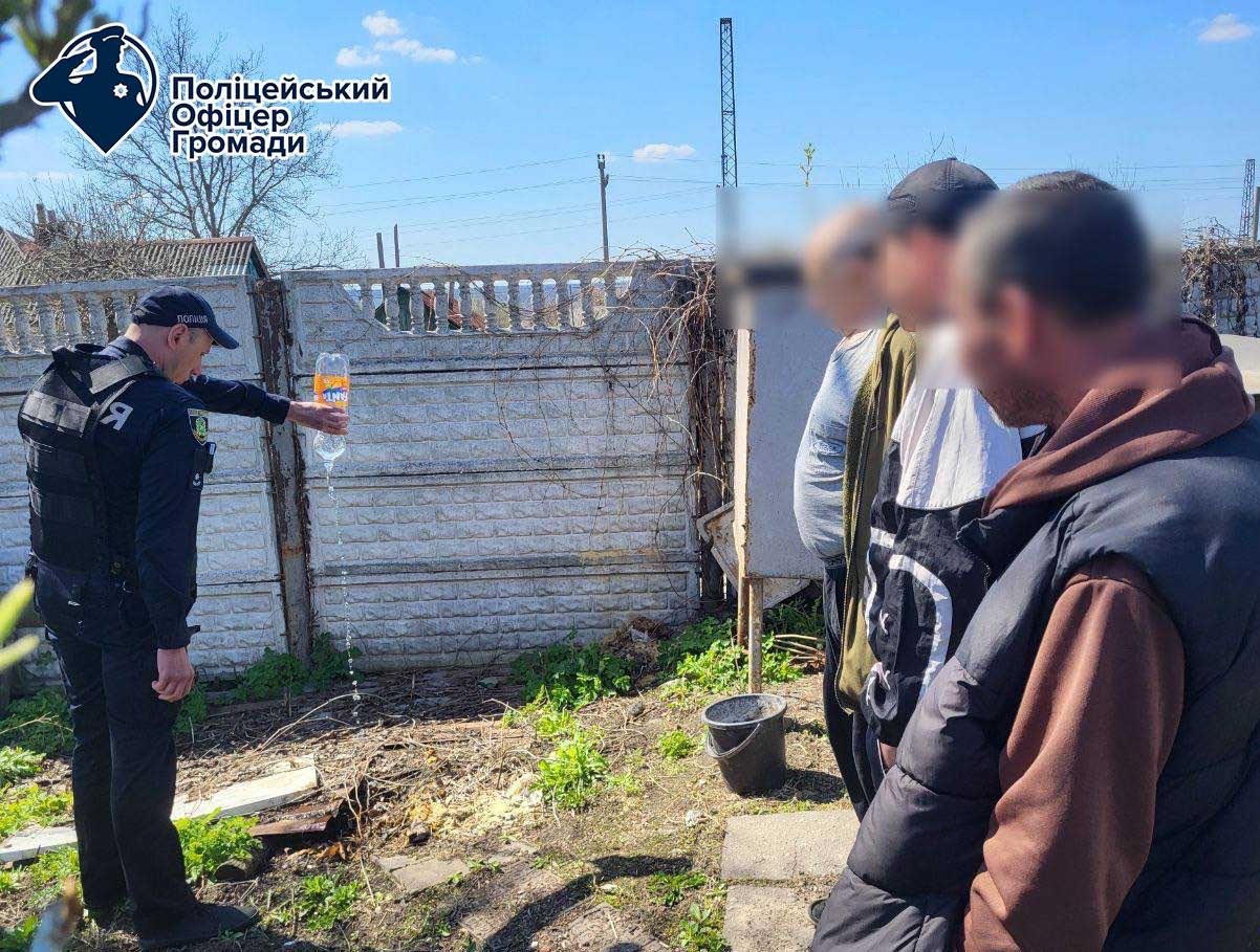 Полицейские оставили без самогона жителей громады под Харьковом (фото)