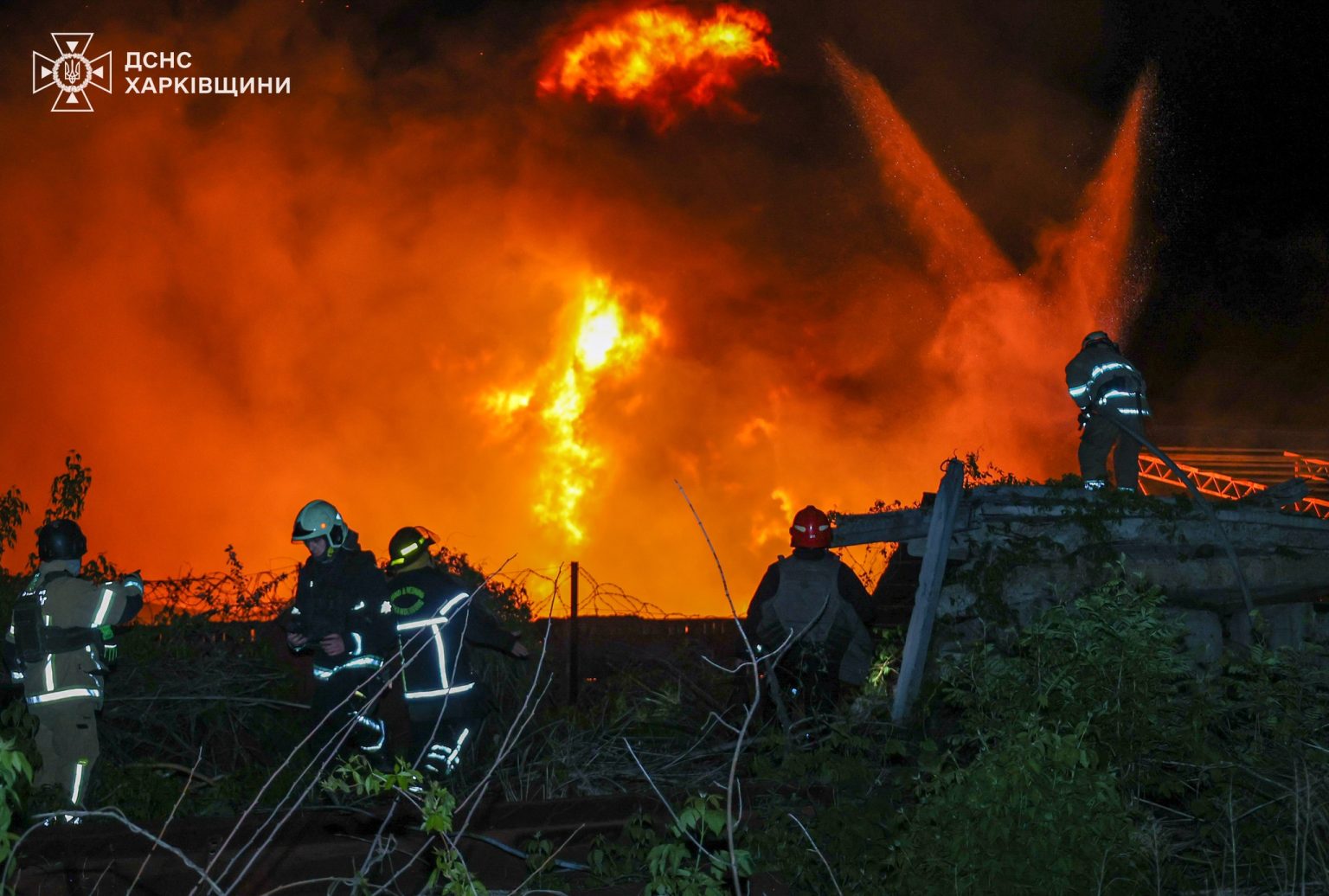 Велику пожежу гасили вночі в Харкові: що сталося (фото)