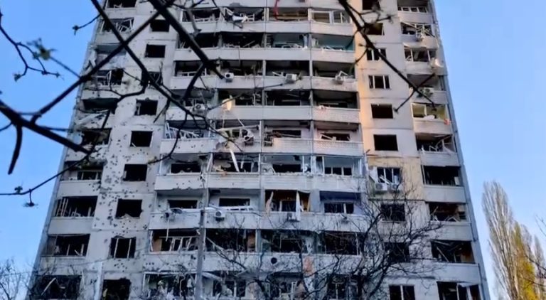 «Був спалах, гуркіт, повилітали вікна» – очевидиця про атаку на Харків (відео)