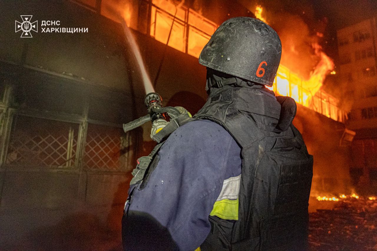 Нічна атака на Харків: пожежі ще гасять, що відомо про наслідки (відео)