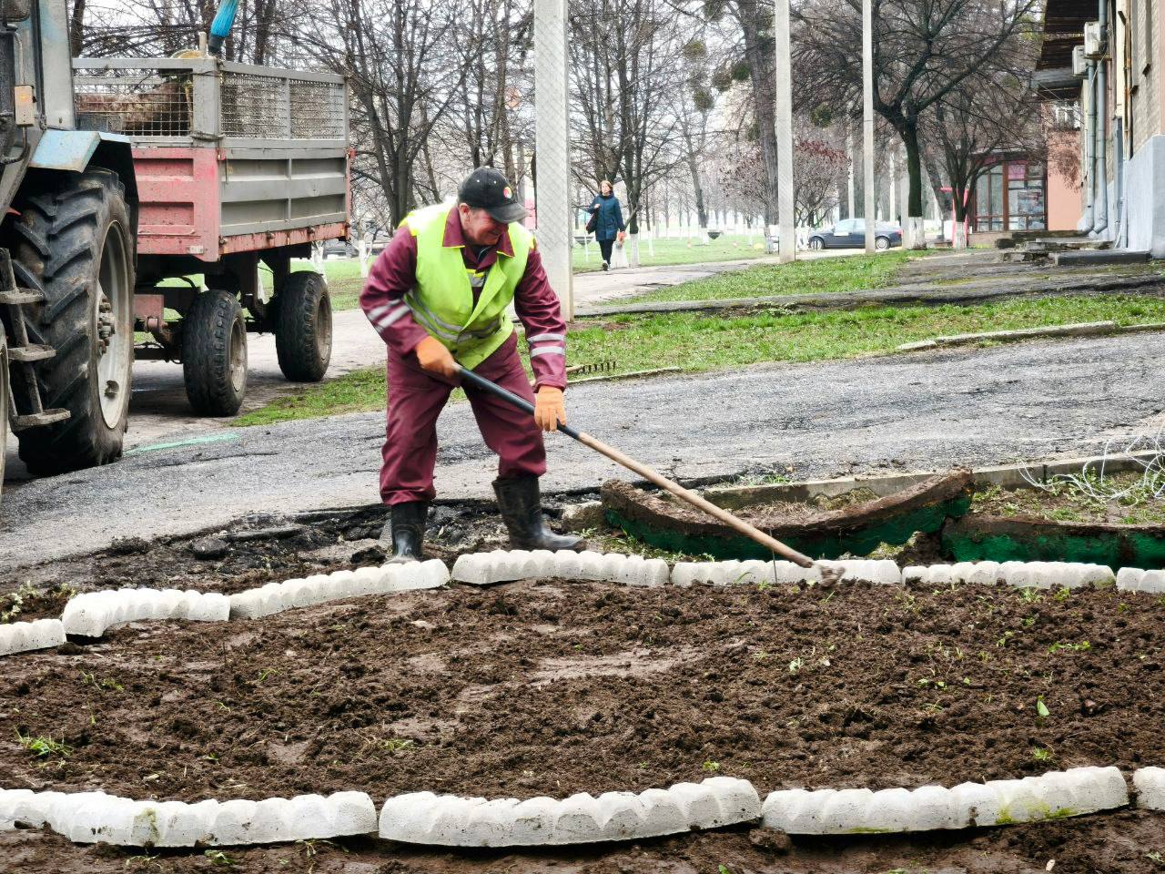 «Зеленая весна» во дворах Харькова: что уже сделали коммунальщики (фото)