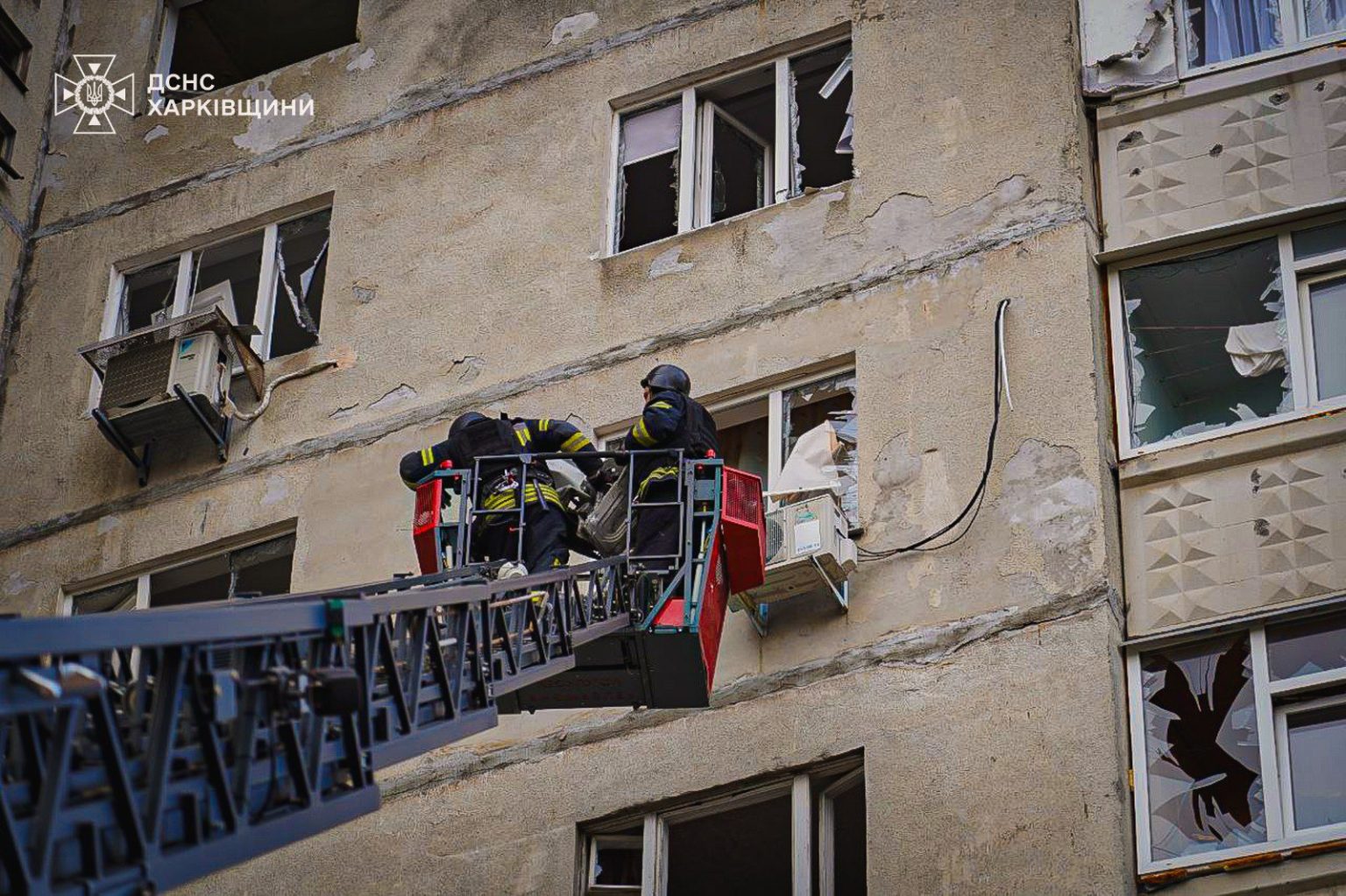БпЛА «Молния» влетів у 16-поверхівку в Харкові – наслідки (фото, відео)