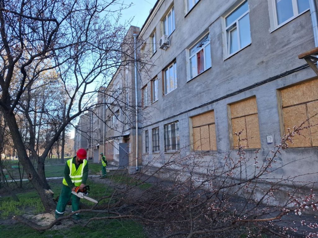 Деревья пилят на местах взрывов в Харькове (фото)