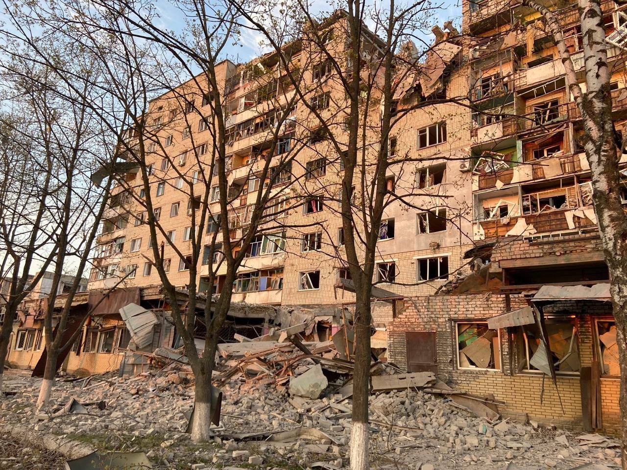ФАБ-500 скинули на поселок на Харьковщине: разрушена многоэтажка (фото)