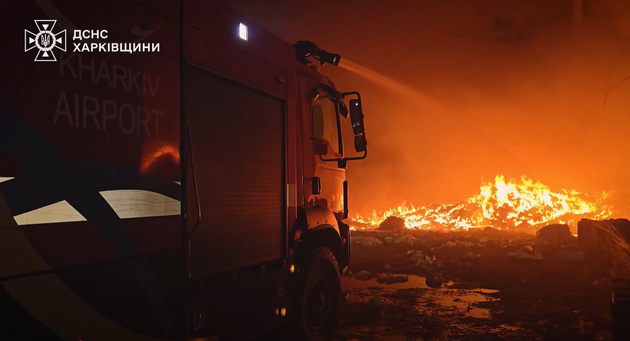 Як гасили пожежі на місцях “прильотів” вночі в Харкові: відео ДСНС