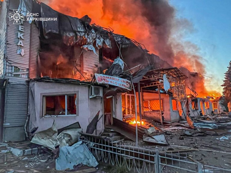 Масштабный пожар произошел в центре поселка на Харьковщине: враг бил БпЛА 📹