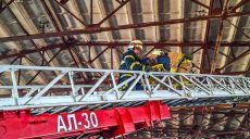 ЧП в Мерефе: работник предприятия попал в ловушку, подробности (фото)