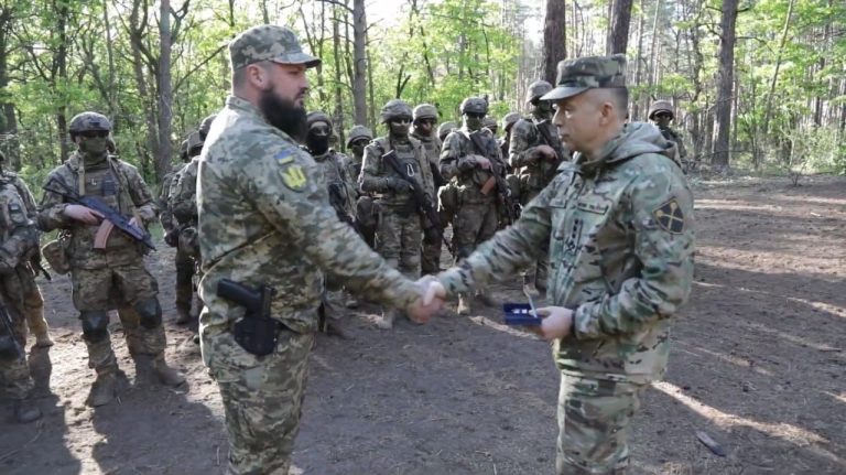 Сырский лично наградил воина из Харькова: за что