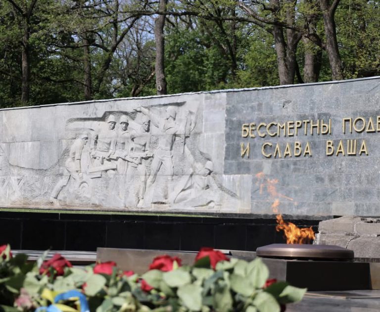 Мемориал в Харькове до сих пор усеян русскоязычными надписями – деколонизаторы