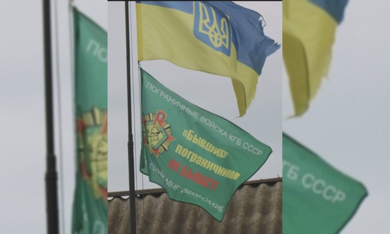 Неизвестные вывесили флаг с надписью «КГБ» в городе на Харьковщине – активисты