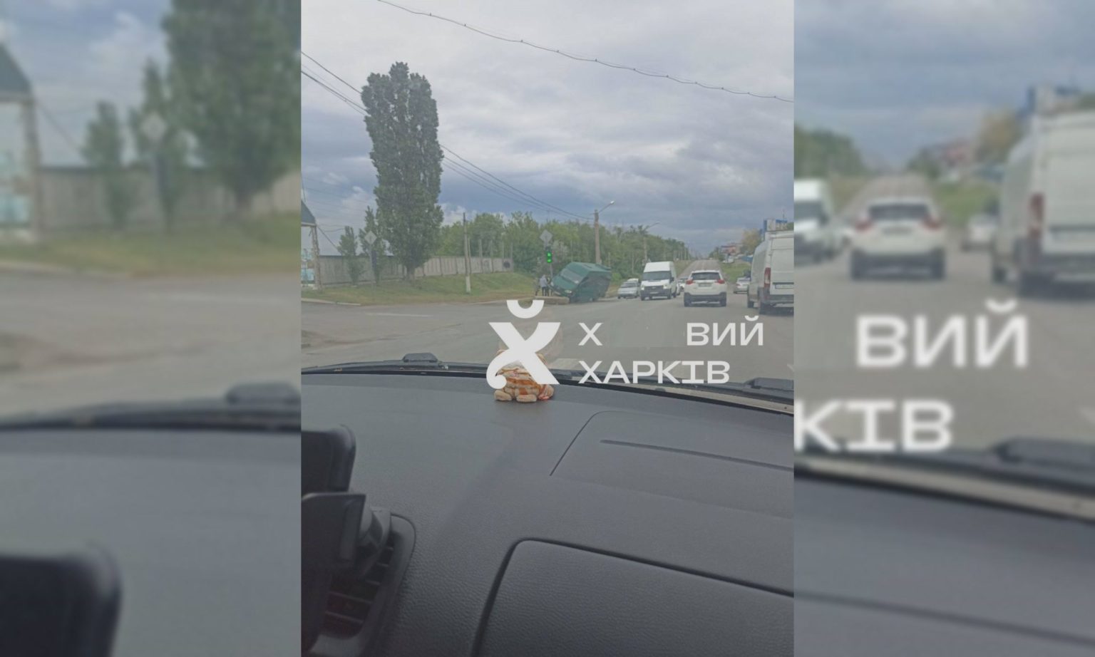 Микроавтобус влетел в светофор в Харькове (видео)