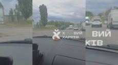 Микроавтобус влетел в светофор в Харькове (видео)