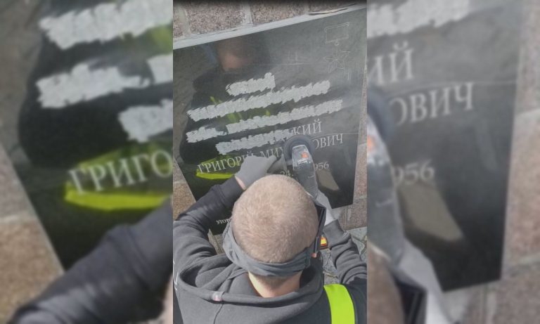 В Харькове болгаркой спиливают имена погибших на мемориале: почему (видео)