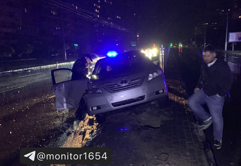 ДТП в Харькове: не справилась с машиной и вылетела на ограждение (видео)