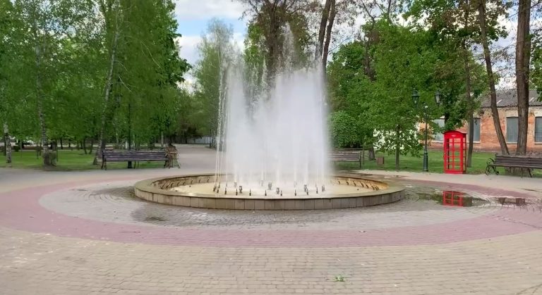 Сезон фонтанов открыли в деоккупированном городе на Харьковщине (видео)