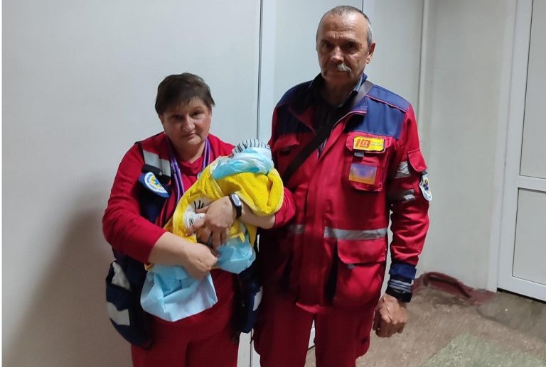 Родила ночью в дороге: на Харьковщине «скорая» приняла роды