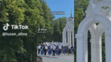 Выпускники в Харькове станцевали вальс перед Зеркальной струей (видео)