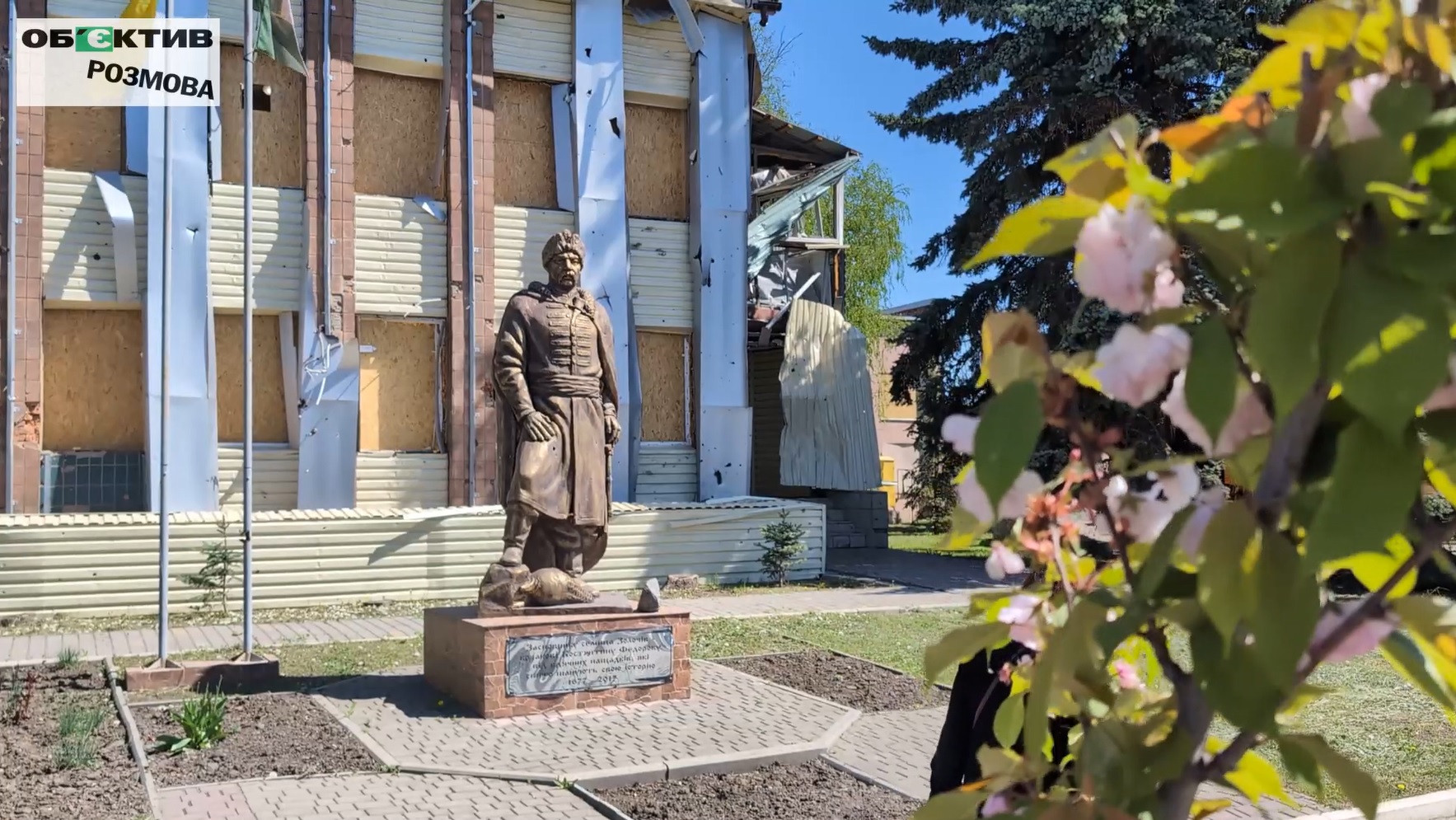 Памятник в Золочеве, пробитый осколками