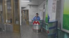 Спешил и травмировал ногу: в метро Харькова помогли мужчине остановить кровь