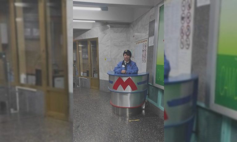 Спешил и травмировал ногу: в метро Харькова помогли мужчине остановить кровь