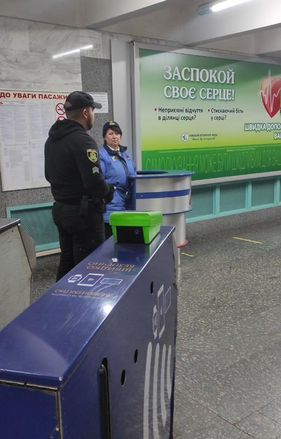 помогли мужчине в метро