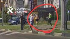 Чоловік голяка тікав від копів у Харкові (відео)
