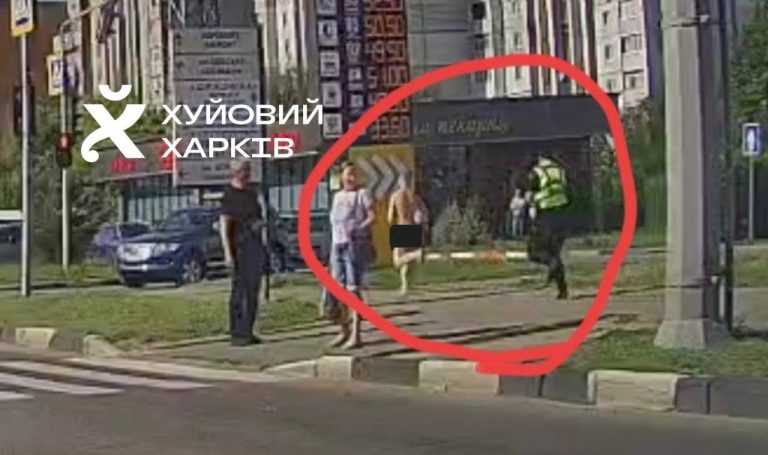 Голый мужчина убегал от копов в Харькове (видео)