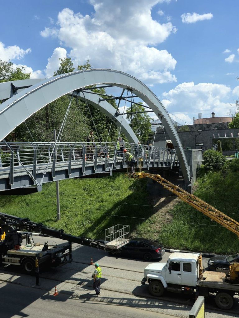 Любимый мост горожан красят в Харькове