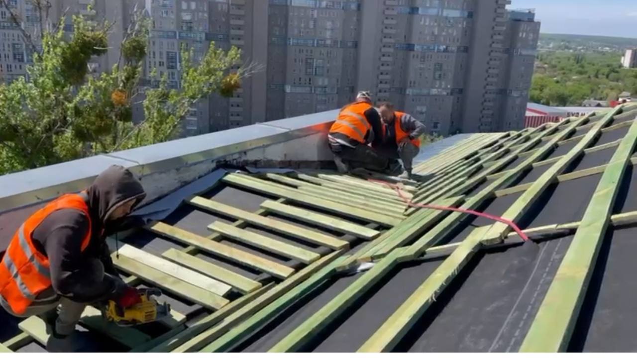 Ремонт крыши дома в Харькове после обстрелов 2