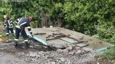 Авто въехало в остановку под Харьковом: женщину привалило бетонной плитой 📷