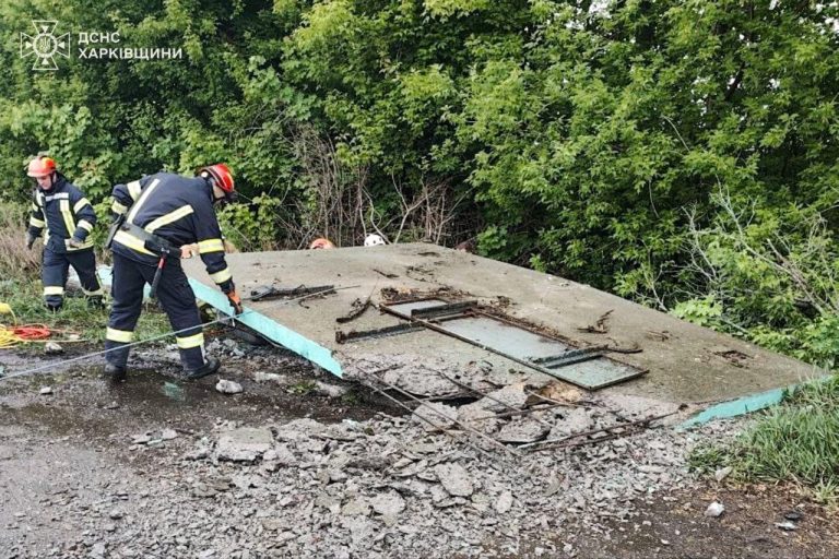 Авто въехало в остановку под Харьковом: женщину привалило бетонной плитой 📷
