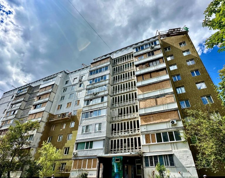 Восстановление в Харькове: на Северной Салтовке утепляют дом (фото)