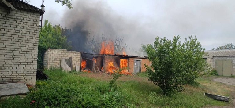 Харьковщину атаковали КАБами и БпЛА: горело фермерское хозяйство