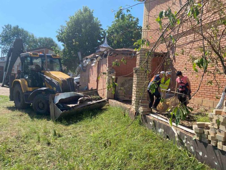 Изюм после ракетной атаки: в городе закрыли 32 вылетевших окна (фото)