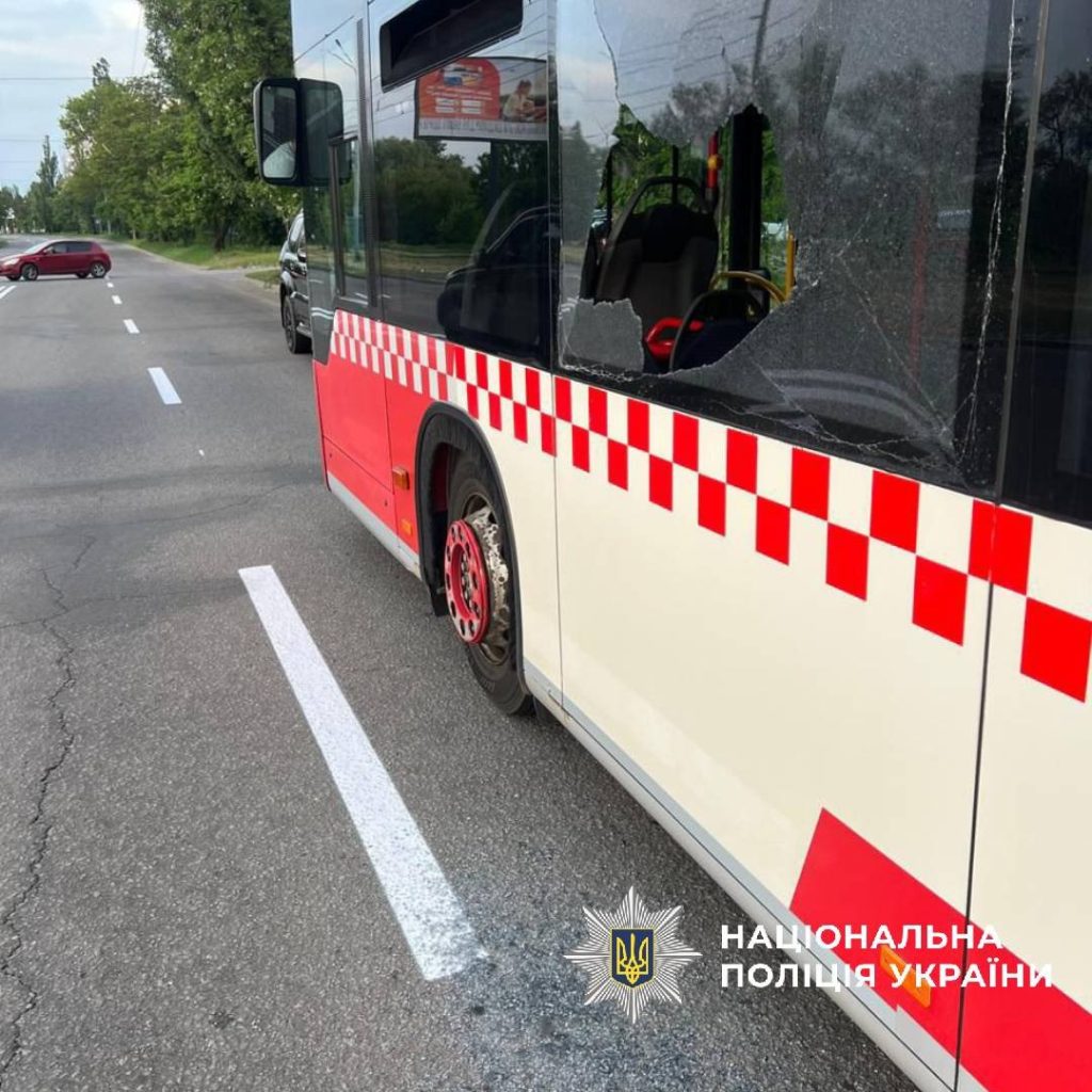 В Харькове стреляли в автобус: что известно полиции (фото)